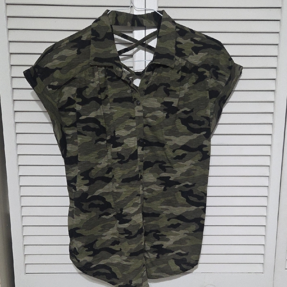 No Boundaries Green and Black Button Down Cap Sleeve Top